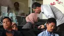 Suami anggota DPRD sekaligus cawalkot Malang 2018 Ya'qud Ananda Gudban, Hanif Thalib mencium sang istri jelang pemeriksaan di Gedung KPK, Jakarta, Selasa (27/3). Nanda diperiksa sebagai tersangka dugaan suap. (Merdeka.com/Dwi Narwoko)