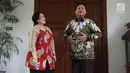 Ketua Umum PDIP, Megawati Soekarnoputri (kiri) tertawa bersama Ketua Umum Partai Gerindra, Prabowo Subianto usai melakukan pertemuan dan makan siang bersama di kediaman Megawati di Jalan Teuku Umar, Jakarta, Rabu (24/7/2019). (Liputan6.com/Helmi Fithriansyah)