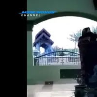 Di sebuah acara, ustazah ini kebagian membaca Surat Yasin di podium. Belum kelar, dia roboh dan nyawanya tak terselamatkan.