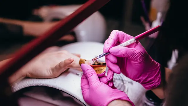 6 Cara Mudah Pasang Kuku Palsu Tanpa Perlu ke Salon