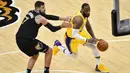 Pebasket Los Angeles Lakers, LeBron James, berusaha melewati pebasket Memphis Grizzlies, Jonas Valanciunas, pada laga NBA, Rabu (6/1/2021). LA Lakers menang tipis 94-92 atas Grizzlies. (AP Photo/Brandon Dill)