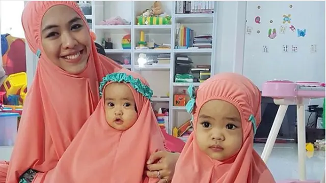 Oki Setiana Dewi bersama dua buah hatinya  Maryam Nusaibah Abdullah dan Khadeejah Faatimah Abdullah