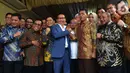 Ketua Komisi III DPR RI Herman Hery (tengah) salam komando dengan Kabareskrim Polri Komjen Pol Idham Azis saat berkunjung ke kediamannya di Jakarta, Rabu (30/10/2019). Kunjungan Komisi III DPR tersebut bagian dari fit and proper test terhadap Idham sebagai calon Kapolri. (merdeka.com/Imam Buhori)