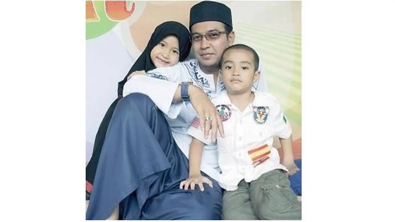 10 Tahun Kepergian Uje, Ini 6 Potret Lawas Abidzar Al Ghifari dan Mendiang Ayahnya