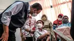 Gunernur DKI Jakarta Anies Baswedan menyapa salah seorang murid saat meninjau hari pertama pelaksanaan vaksinasi COVID-19 untuk anak 6-11 tahun di SDN Cempaka Putih Timur 03 Pagi, Jakarta, Selasa (14/12/2021). (merdeka.com/Iqbal S. Nugroho)