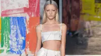 Kai, anak transgender aktris Naomi Watts, debut di New York Fashion Week (NYFW) 2026. (dok. Instagram @kaischreiberrr/https://www.instagram.com/p/DOm15RADDvS/)
