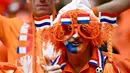 Seorang penggemar Belanda bersorak di tribun sebelum pertandingan sepak bola Euro 2024 Grup D antara Polandia dan Belanda di Volksparkstadion, Hamburg pada 16 Juni 2024. (GABRIEL BOUYS/AFP)