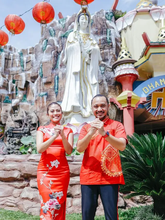 Giring Ganesha atau dikenal Giring eks Nidji menyampaikan ucapan selamat imlek 2022 bersama sang istri, Cynthia Riza (https://www.instagram.com/p/CZawobnJuDr/)