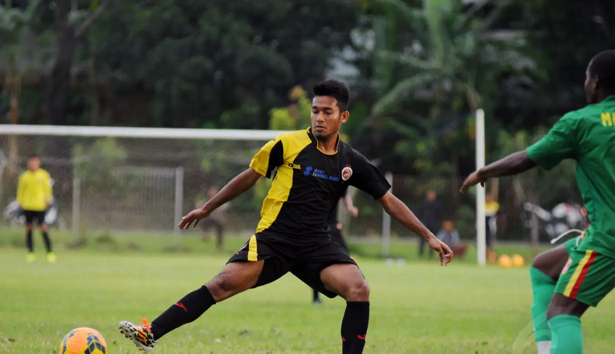 Penyerang Sriwijaya FC, Syakir Sulaiman (kiri) berusaha menahan bola saat berlaga melawan Mali FC di Lapangan Soetasoma Halim Perdanakusuma, Jakarta (8/1/2015). Sriwijaya FC unggul 6-2 atas Mali FC. (Liputan6.com/Helmi Fithriansyah)