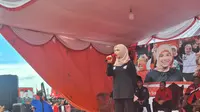 Istri Capres nomor urut 3 Ganjar Pranowo, Siti Atikoh Supriyanti saat menemui masyarakat di Kecamatan Merak, Kota Cilegon, Banten, Rabu (7/2/2024). (Liputan6.com/Lizsa Egeham)
