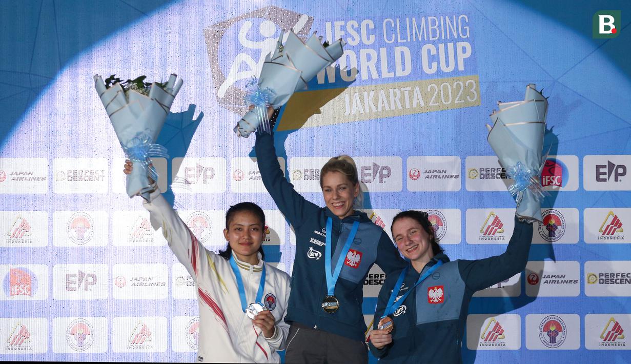 Atlet panjat tebing Polandia sekaligus juar pertama, Miroslaw Aleksandra berfoto bersama dengan atlet panjat tebing Indonesia, Desak Made Rita Kusuma (kiri) dan Atlet panjat tebing Polandia, Aleksandra Kalucka saat podium nomor speed putra Kejuaraan Dunia Panjat Tebing IFSC 2023 seri Jakarta melawan atlet panjat tebing China, Xinshang Wang di Lot 6, Kompleks Stadion Utama Gelora Bung Karno, Jakarta, Indonesia, Minggu (07/05/2023). (Bola.com/Bagaskara Lazuardi)