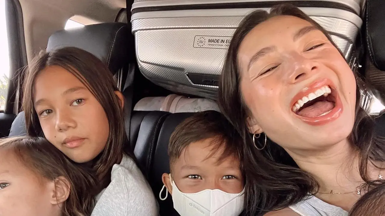Gaya Simple Nan Modis Jennifer Bachdim Liburan ke London Sambil Momong 4 Anak Tanpa Nanny