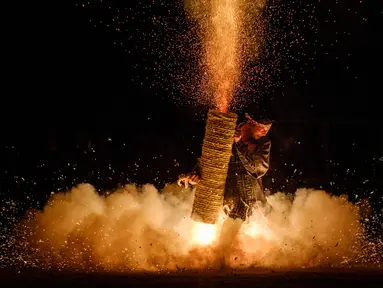 Seorang pria memegang Tezutsu hanabi atau kembang api genggam pada malam Festival Toyohashi Gion di Toyohashi, Jepang, Jumat (20/7). Acara ini didedikasikan untuk Kuil Yoshida sebagai bagian dari ritual Shinto. (Yasuyoshi CHIBA/AFP)