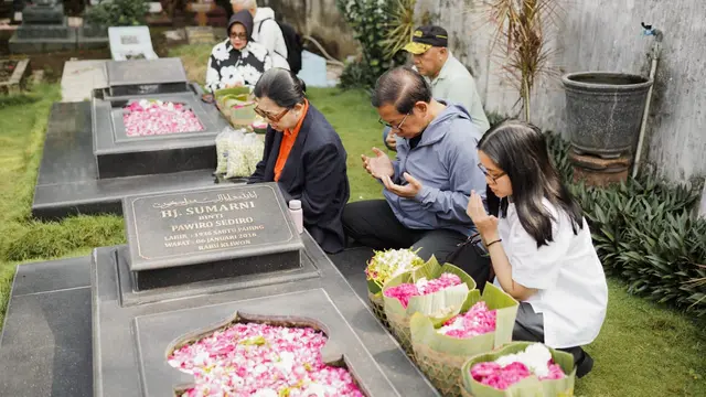 Calon Gubernur (Cagub) Jakarta Nomor Urut 3, Pramono Anung berziarah ke makam Almarhum Ayah dan Almarhumah Ibu di Pemakaman Pasarean Pendawa, Yogyakarta, Senin (11/112024).