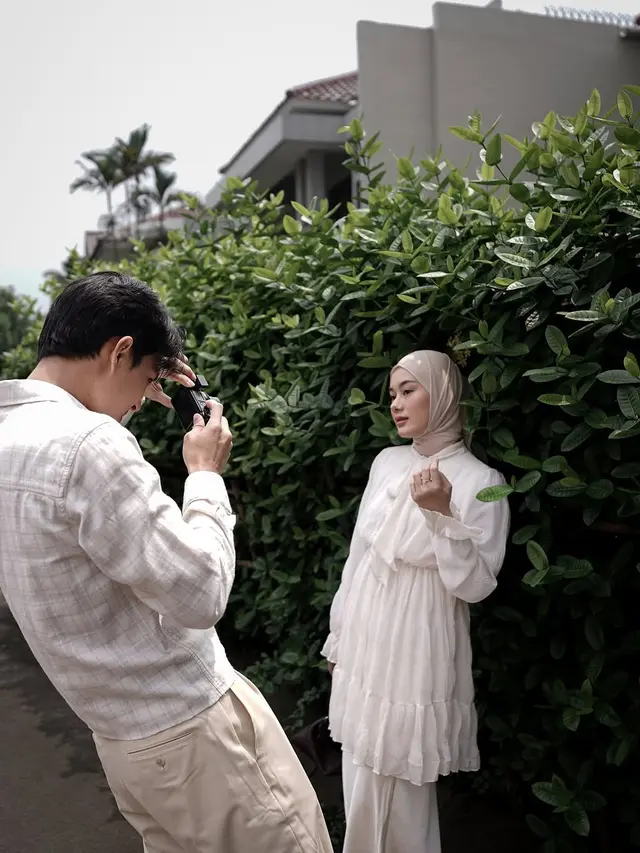 Gaya Couple Minimalis ala Dinda Hauw dan Rey Mbayang, Simpel tapi Serasi