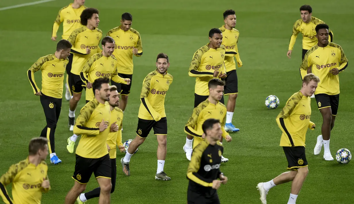 Para pemain Borussia Dortmund melakukan pemanasan saat mengikuti sesi latihan di stadion Camp Nou di Barcelona (26/11/2019). Dortmund akan bertanding melawan Barcelona pada Grup F Liga Champions. (AFP Photo/Josep Lago)