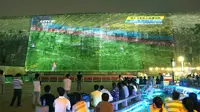 Ada-ada saja cara para penduduk kota di Nanjing dalam menggelar nobar Piala Dunia. Mereka menggelarnya di dinding kota kuno.