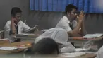 Sejumlah siswa terlihat serius mengerjakan soal Ujian Nasional (UN) di SMPN 29 Jakarta, Senin (5/4/2015). UN tingkat SMP tersebut diikuti 149.172 peserta. (Liputan6.com/Johan Tallo)