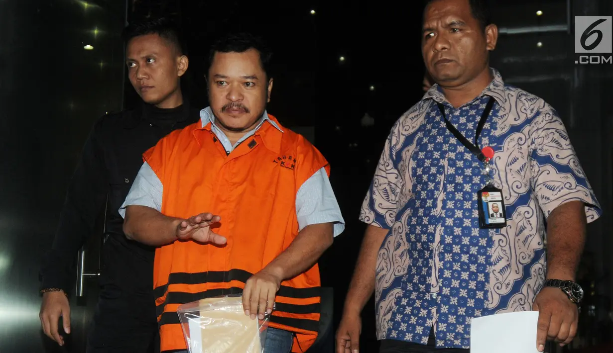 Penyuap Bupati Pakpak Bharat, Hendriko Sembiring dikawal petugas usai menjalani pemeriksaan perdana oleh penyidik di gedung KPK, Jakarta, Selasa (27/11). Hendriko diperiksa sebagai tersangka terkait dengan proyek di Dinas PUPR. (merdeka.com/Dwi Narwoko)