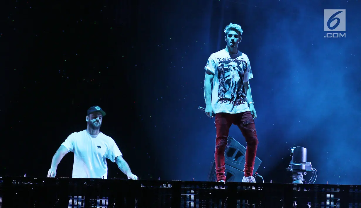 Duo DJ asal Amerika, Alex Pall dan Andrew Taggart tampil pada "The Chainsmokers Live in Concert" di JIExpo, Kemayoran, Jakarta, Jumat (30/3). Duo DJ asal Amerika mengusung Electronic Dance Music (EDM). (Liputan6.com/Herman Zakharia)