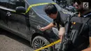 Petugas kepolisian menunjukkan barang bukti mobil yang digunakan tersangka kasus narkotika jaringan Internasional Malaysia-Indonesia di Polres Jakarta Barat, Selasa (16/7/2019). Polisi berhasil mengamankan Empat tersangka. (Liputan6.com/Faizal Fanani)