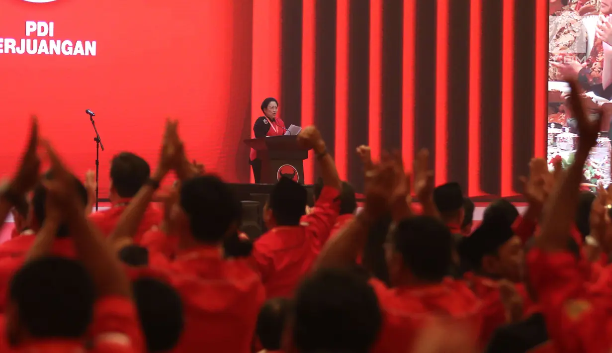 Ketua Umum PDIP Megawati Soekarnoputri menyampaikan pidato politiknya pada HUT ke-45 PDIP di JCC Senayan, Jakarta, Rabu (10/1). Peringatan HUT PDIP ke-45 ini mengambil tema "Pancasila Bintang Penuntun Indonesia Raya". (Liputan6.com/Angga Yuniar)