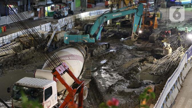 Pekerja menyelesaikan proyek pembangunan underpass Senen Extension, Jakarta, Minggu (3/5/2020). Meski dalam penerapan Pembatasan Sosial Berskala Besar (PSBB) akibat pandemi COVID-19, pengerjaan proyek yang ditargetkan selesai pada Desember 2020 tetap berjalan. (Liputan6.com/Helmi Fithriansyah)