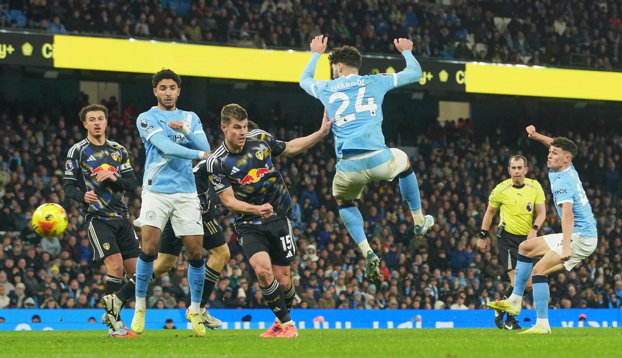 Aksi cerdik Josko Gvardiol itu membuat bola tendangan Phil Foden mengalir deras ke gawang Leeds United pada pekan ke-13 Premier League 2025/2026 di Etihad Stadium, Sabtu (29/11/2025) malam WIB. (AP Photo/Ian Hodgson)