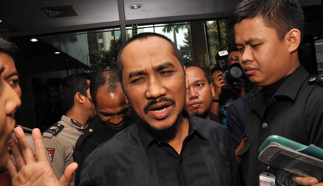 Ketua KPK Abraham Samad menyatakan nama-nama calon yang diberi warna merah dan kuning tidak boleh dipilih menjadi seorang menteri, Jakarta, (22/10/14). (Liputan6.com/Miftahul Hayat)  
