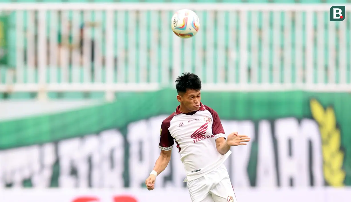 Pemain PSM Makassar, Dzaky Asraf, menghalau bola di udara dalam pertandingan lanjutan pekan ketiga BRI Liga 1 2023/2024 melawan Persikabo 1973 yang berlangsung di Stadion Pakansari, Cibonong, Jawa Barat, Jumat (14/7/2023). (Bola.com/Abdul Aziz)