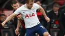 Penyerang Harry Kane berusaha mengontrol bola dari hadangan pemain Bournemouth saat bertanding di Liga Inggris di Stadion Vitalitas (11/3). Pergelangan kaki kanan Kane tertekuk saat tabrakan dengan kiper Asmir Begovic. (AFP Photo/Adrian Dennis)