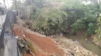 Warga berharap, Pemkab Bogor segera membangun turap di Sungai Cipakancilan hingga Kali Baru agar tidak terjadi longsor. (Liputan6.com/Achmad Sudarno)