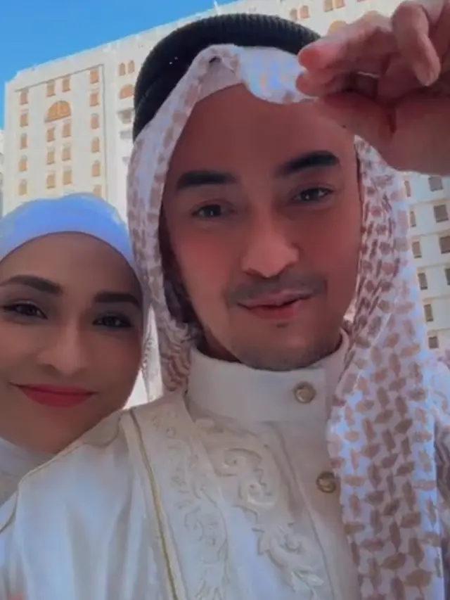 Putri Zulhas dan Zumi Zola resmi menikah di Arab Saudi. [@zumizolazulkifli]