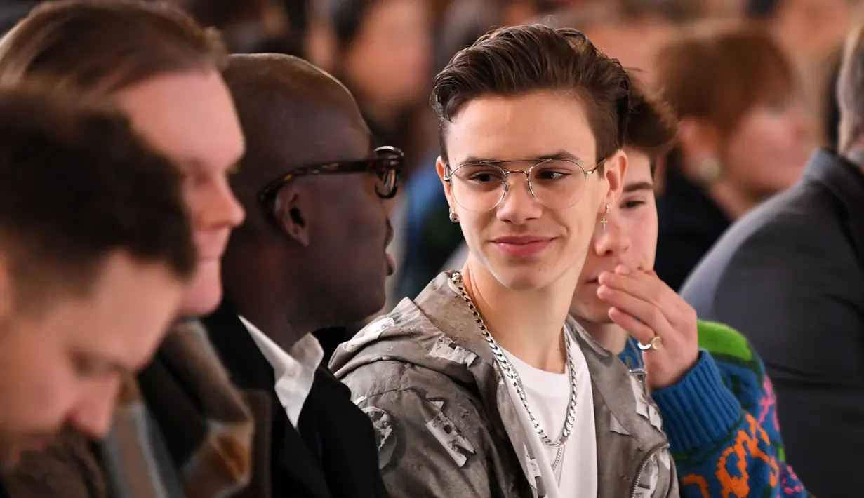 Putra David dan Victoria Beckham, Romeo Beckham saat menghadiri peragaan busana Musim Gugur/Musim Dingin 2020 Victoria Beckham dalam acara London Fashion Week di London, (16/2/2020). (AFP/Daniel Leal-Olivas)