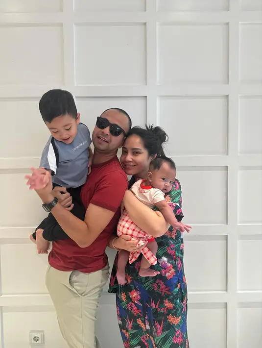 Sambil gendong Lily, Nagita Slavina nampak percaya diri dalam balutan piyama floral bernuansa gelap [@raffinagita1717]