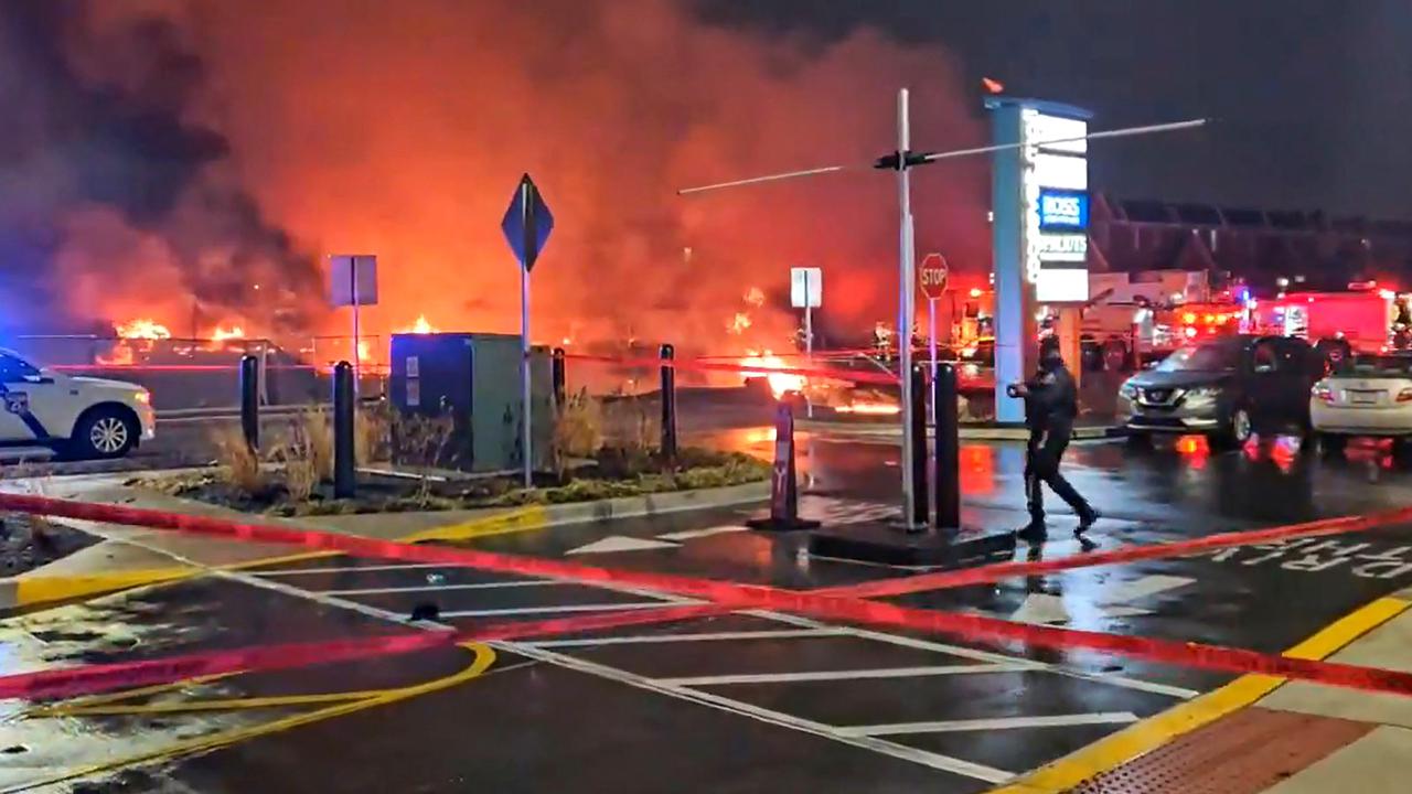 Kebakaran, kepulan asap, dan petugas tanggap darurat setelah sebuah pesawat kecil jatuh di sebuah lingkungan di Philadelphia Timur Laut, Pennsylvania pada tanggal 31 Januari 2025.
