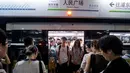 Penumpang menaiki kereta jalur kereta bawah tanah Shanghai (11/7). Jalur kereta bawah tanah Shanghai pertama dibuka pada 1993. (AFP Photo/Johannes Eisele)