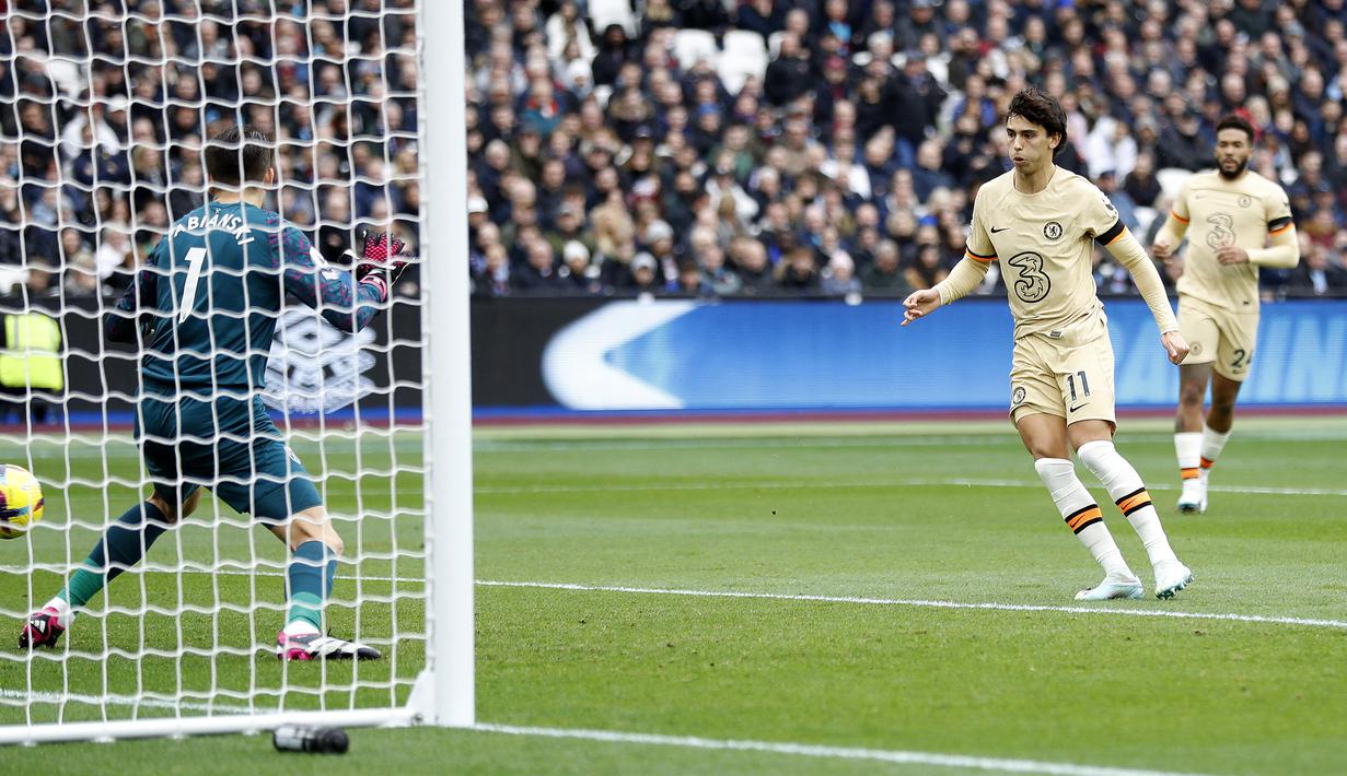 Striker Chelsea, Joao Felix mecetak gol ke gawang West Ham United pada laga pekan ke-23 Liga Inggris 2022/2023 di London Stadium, London (11/2/2023). Gol yang dicetak Joao Felix pada menit ke-16 yang menjadi gol debutnya di Liga Inggris akhirnya mampu disamakan bek West Ham United, Emerson Palmieri pada menit ke-28. Skor 1-1 bertahan hingga laga usai. (AFP/Ian Kington)
