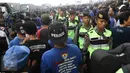 Petugas berjaga-jaga di Stadion Gelora Bandung Lautan Api jelang pertandingan Liga 1 antara Persib Bandung vs Arema FC, Jawa Barat, Sabtu (15/4). (Liputan6.com/Yoppy Renato)