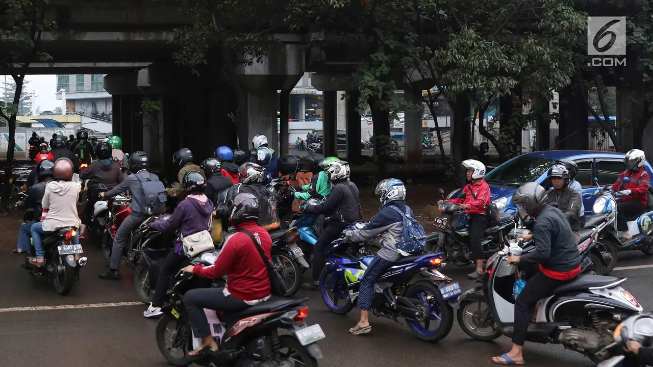 Hindari Macet, Pemotor Manfaatkan Jalan Setapak di Kolong Jalan Tol