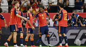 Penyerang Spanyol #19, Lamine Yamal, merayakan bersama rekan satu timnya setelah mencetak gol ketiga timnya selama pertandingan grup A3 fase liga UEFA Nations League antara Spanyol dan Kroasia di Stadion Ramon Sanchez Pizjuan di Seville pada 30 September 2026. (Javier SORIANO/AFP)