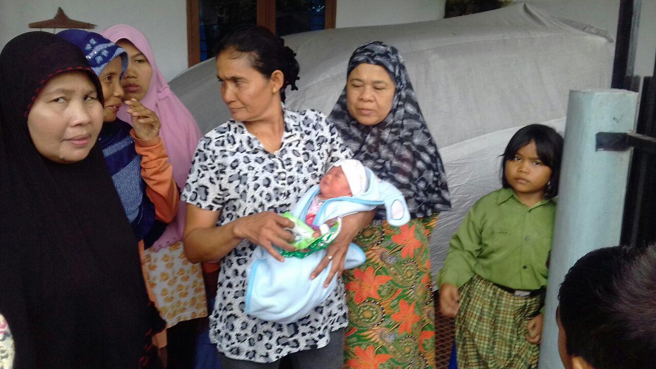 Cinta bagi Anayya, Bayi Dalam Kardus di Pagar Rumah Warga