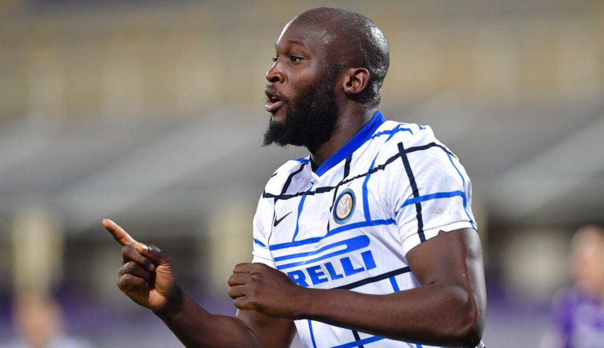 Striker Inter Milan, Romelu Lukaku, melakukan selebrasi usai mencetak gol ke gawang Fiorentina pada laga Coppa Italia di Stadion Artemio Franchi, Rabu (13/01/2021). Inter Milan menang dengan skor 2-1. (Jennifer Lorenzini/LaPresse via AP)