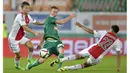 Pemain Rapid Vienna, Robert Beric berusaha melewati hadangan pemain Ajax, Joel Veltman dan Jairo Riedewald (kanan) pada laga kualifikasi putaran ketiga Liga Champions di Vienna, Austria, Rabu (29/7). (EPA/Herbert Neubauer)