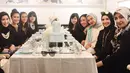 Kakak beradik Zaskia Sungkar dan Shireen Sungkar beserta teman-teman yang lainnya kompak memberikan kejutan untuk Bella berupa acara Bridal Shower yang digelar di sebuah restoran, Selasa (5/9/2017). (Instagram/Shireensungkar)