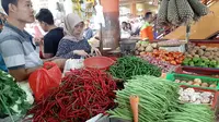 Penjual sayur di Pasar Tomang Barat menyebut pasokan cabai sedang kurang, sehingga ada "ganti harga." Dok: Tommy Kurnia/Liputan6.com