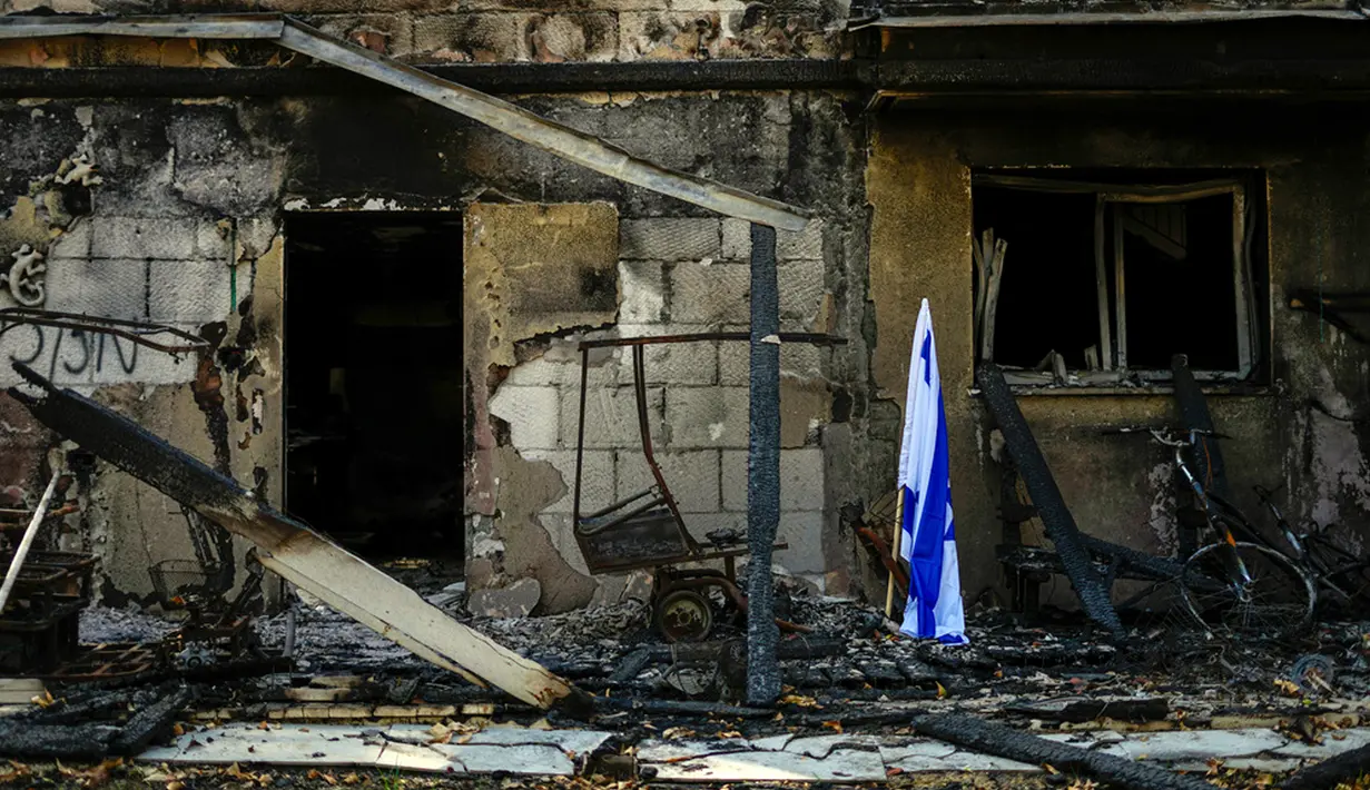 Melansir laporan Associated Press, militer Israel mengajak rombongan wartawan melihat secara langsung kondisi Kibbutz setelah berhasil direbut kembali dari Hamas. (AP Photo/Ariel Schalit)