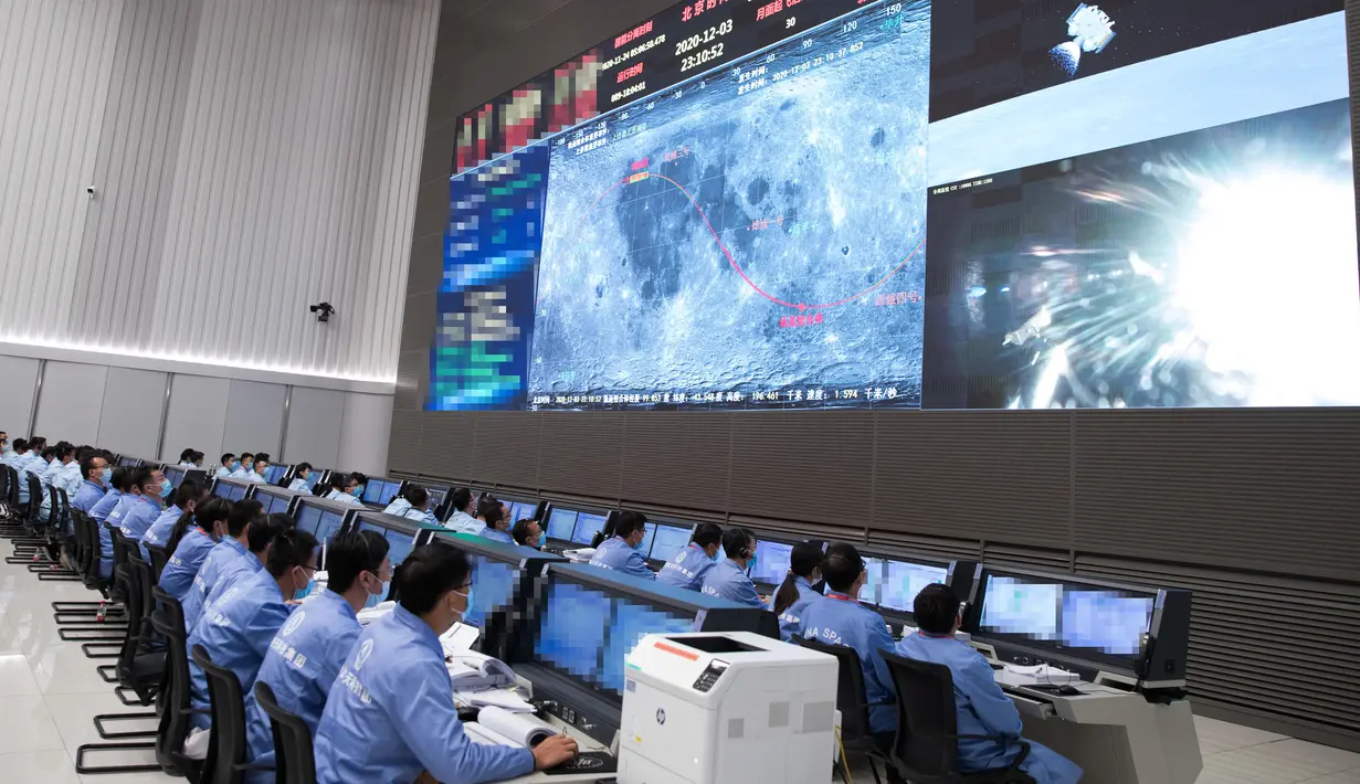 Para staf teknis bekerja di Pusat Kendali Antariksa Beijing (Beijing Aerospace Control Center/BACC) di Beijing, ibu kota China, pada 3 Desember 2020. Ini merupakan wahana antariksa pertama milik China yang lepas landas dari objek luar angkasa. (Xinhua/Jin Liwang)