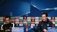 Bek Paris Saint-Germain Dani Alves bersama pelatihnya Unai Emery saat konferensi pers jelang menghadapi wakil Spanyol, Real Madrid pada leg kedua babak 16 besar Liga Champions di stadion Parc des Princes di Paris (4/3). (AFP Photo/Franck Fife)