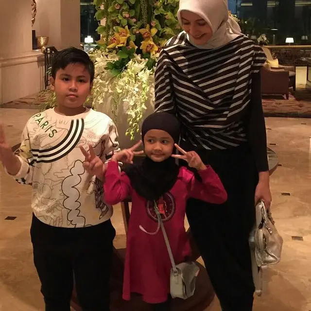 6 Potret Inneke Koesherawati dan Anak Angkat, Penuh Kehangatan